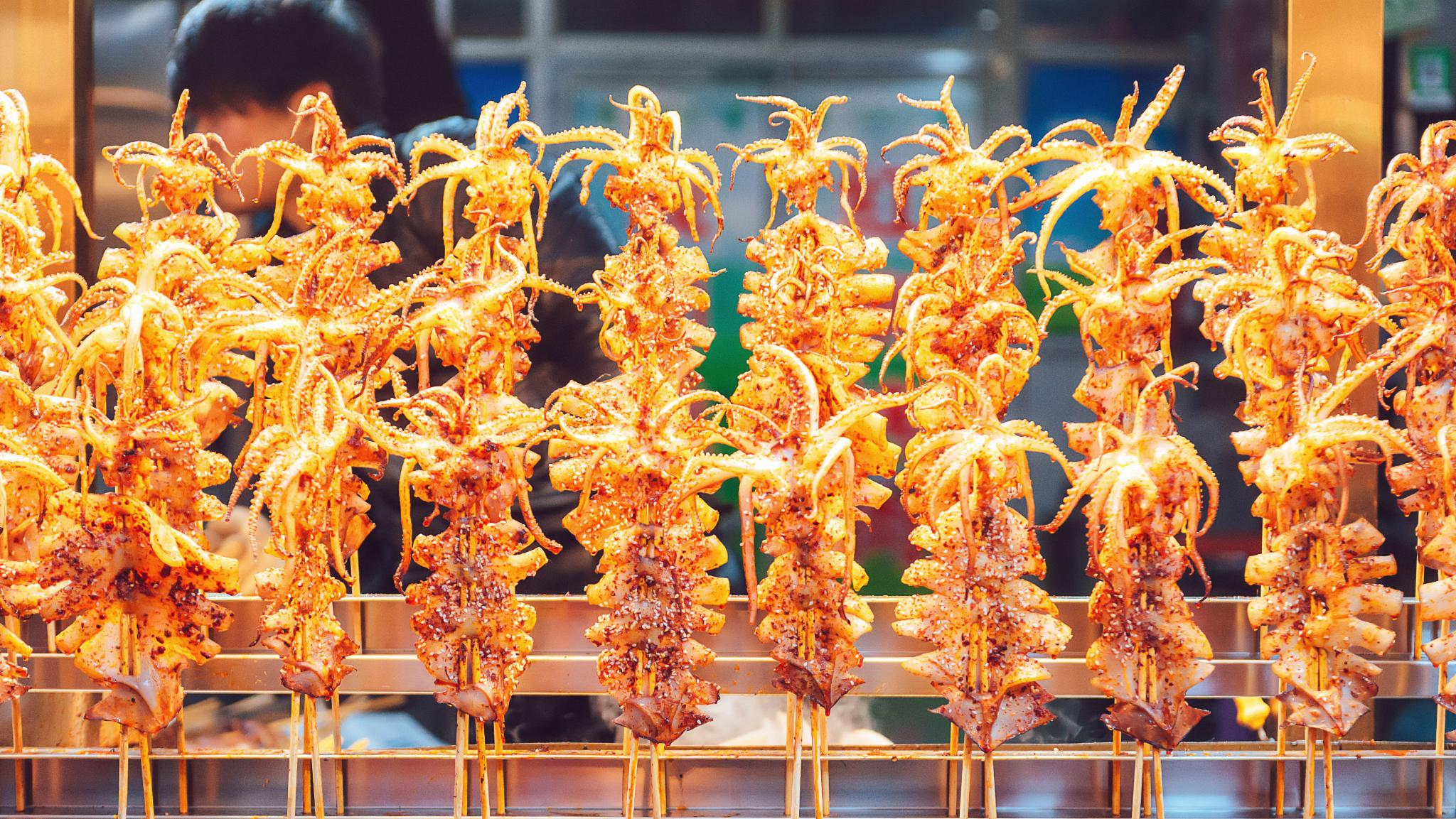 香辣诱人的炸鱿鱼,引得凡是路过的人都不自觉的吞了下口水.