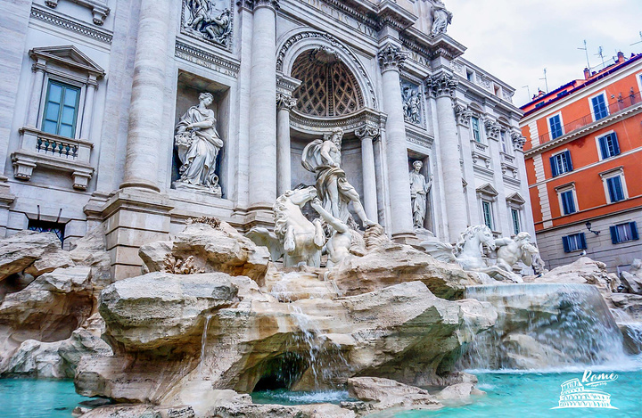 "罗马广场多、喷泉多，而在散落全城，大大小小的喷泉之中，许愿池无疑是最有名的一座。实在是。看看这人气_特莱维喷泉"的评论图片