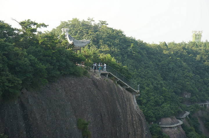 "景色确实非常不错。神仙居横跨的面积很大，周围众山巍兀独立，险峻无比_神仙居"的评论图片