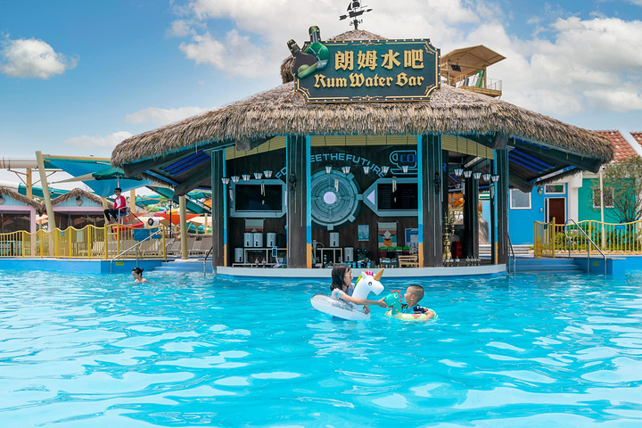 "朗姆水吧是一座水上酒吧，水的深处也是由浅入深，一家人在海边悠闲SPA，享受惬意的海边度假时光_杭州湾融创水世界"的评论图片