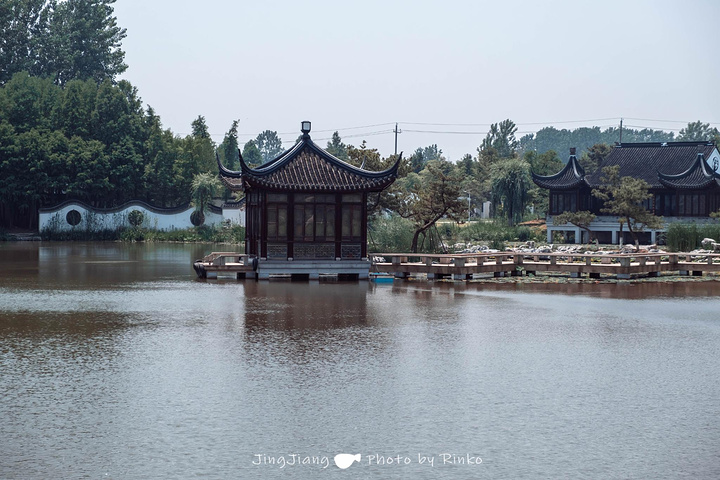 麗園距離岳廟並不遠,都在生祠鎮,麗園的售票處在大門對面的大廳內