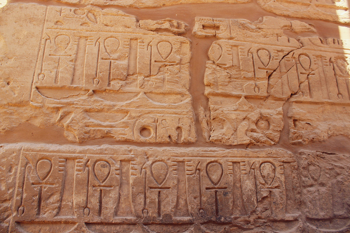 4000年的时光让整座神庙看起来破败不堪就如金字塔和斯芬克斯像给我的