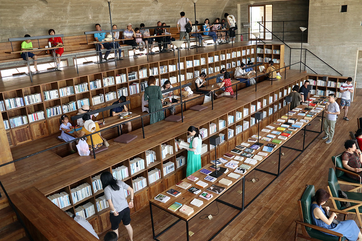 2023位于阿那亚社区的一座海边图书馆，如今来此参观的游客众多，馆内有各式类型的书籍可供参观这阅读孤独图书馆 评论 去哪儿攻略 1564