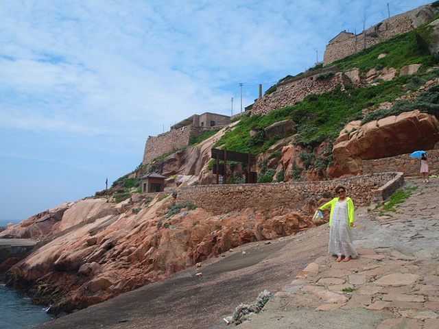 但是交通是非常麻烦的,需要换船,而且岛上的环境也很一般,岛上并没有