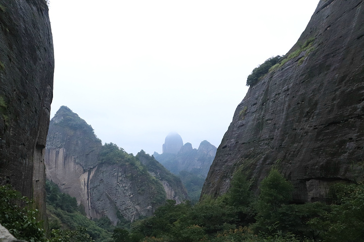 "景区工作人员安排之后，我们乘坐的是直达辣椒峰的观光车。所以转车切记告知工作人员去向。辣椒峰远望_辣椒峰景区"的评论图片