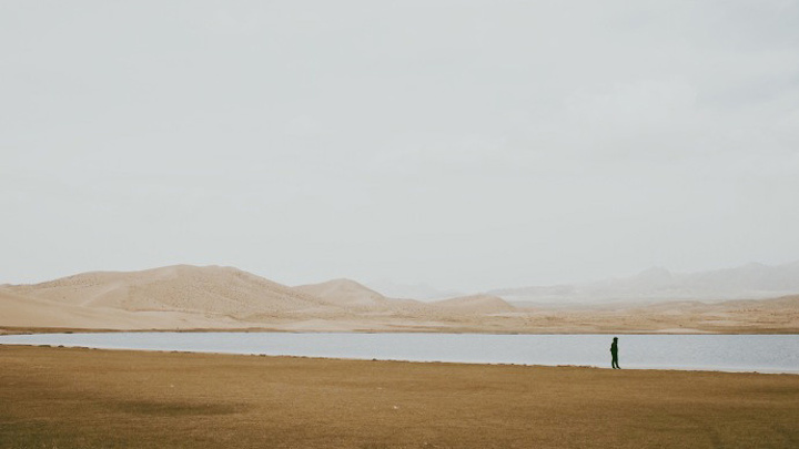 "金子海就像是一盏巨大的翡翠玉盘，就这样平嵌在沙山、草原之间，构成了一幅山、湖、草原相映成趣的壮..._金子海"的评论图片