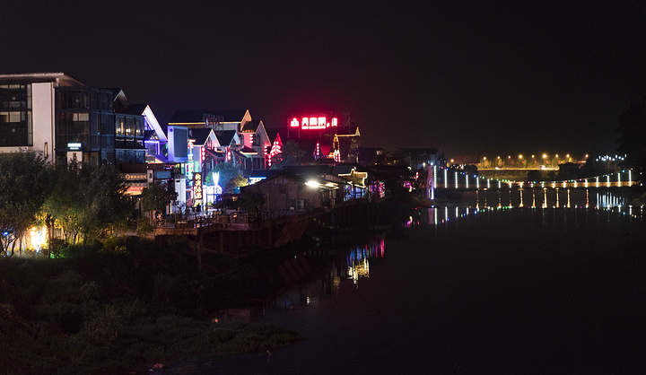 "溪布街位于张家界武陵源区的索溪河边，张家界旅游必不可少的打卡景点，也是张家界夜晚最热闹的地方，可以说_溪布街"的评论图片