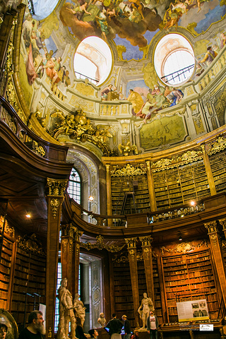 "这是一座非常大气奢华的巴 洛克 艺术建筑。历史的味 道真 的是厚重，特别喜欢橱柜里面老的地图_奥地利国家图书馆"的评论图片