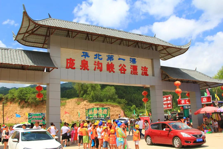 庞泉沟峡谷漂流四季水量丰沛,水流湍急,位置优越,交通便利,是华北地区