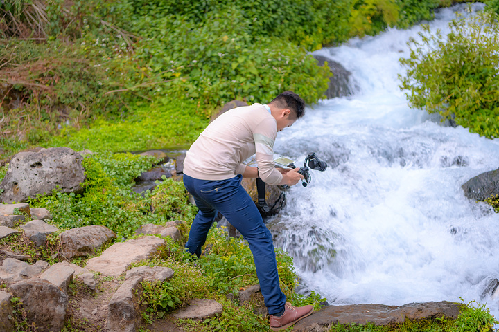 "黑鱼河是腾冲最大的低温温泉，一年四季清澈见底，河水是天然的优质矿泉水_黑鱼河"的评论图片