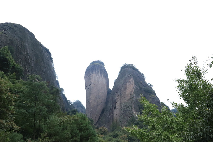 "景区工作人员安排之后，我们乘坐的是直达辣椒峰的观光车。所以转车切记告知工作人员去向。辣椒峰远望_辣椒峰景区"的评论图片