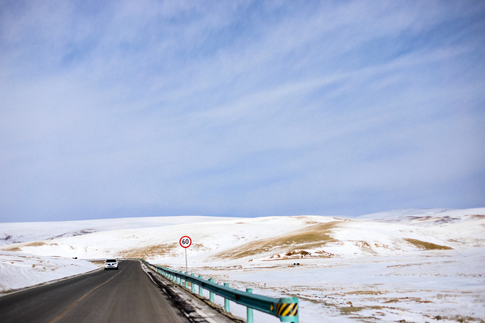 一段雪地里的公路旅行图片