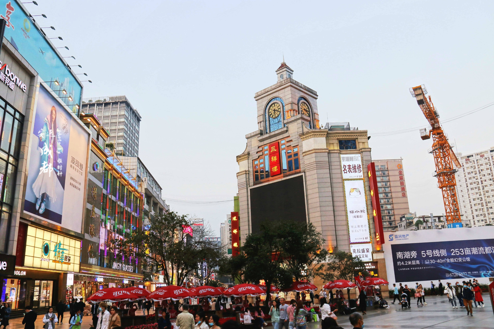 2023中山广场游玩攻略,逛累了可以坐在街边的咖啡店.【去哪儿攻略】