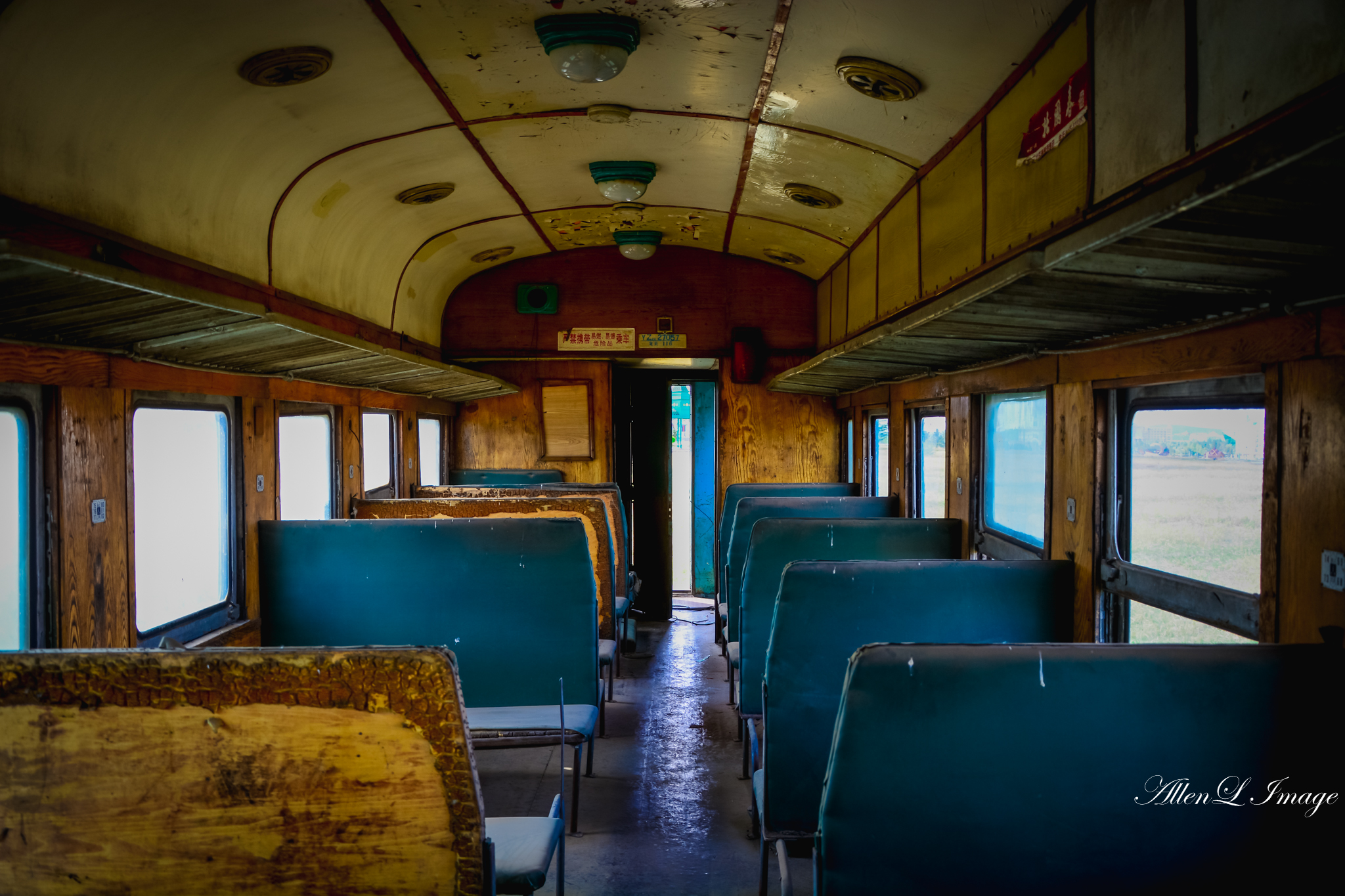 你会看到各种早在我们日常生活中消失不见的老式交通工具,绿皮火车