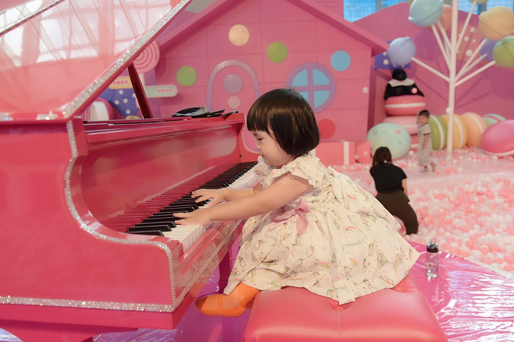 "玥玥似乎对这个钢琴情有独钟，坐在沙发上有模有样的弹着。不过这个只是一个道具，不会发出声音吵到其他人_大梦探索乐园"的评论图片