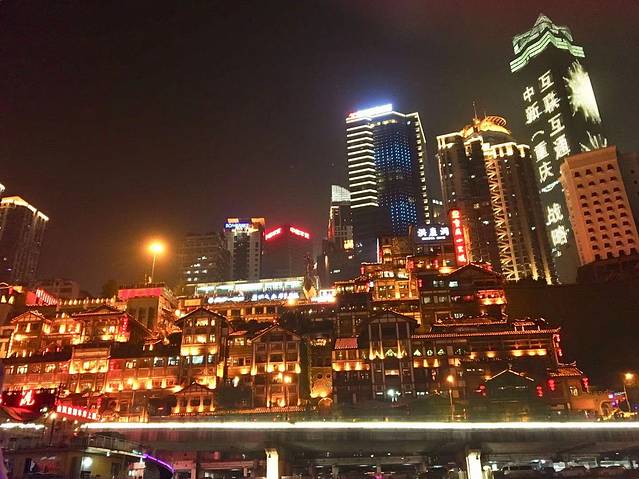 洪崖洞异国美食街