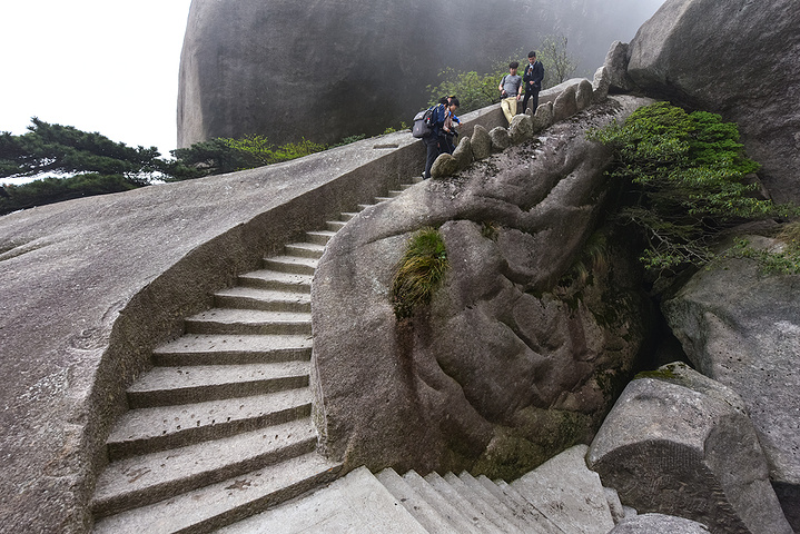 "峰腰时有烟云缭绕，峰顶时隐时现，宛若蓬莱仙境。伫立在神秘谷谷口的一石像，人们敬为“皖公神像”_天柱山"的评论图片