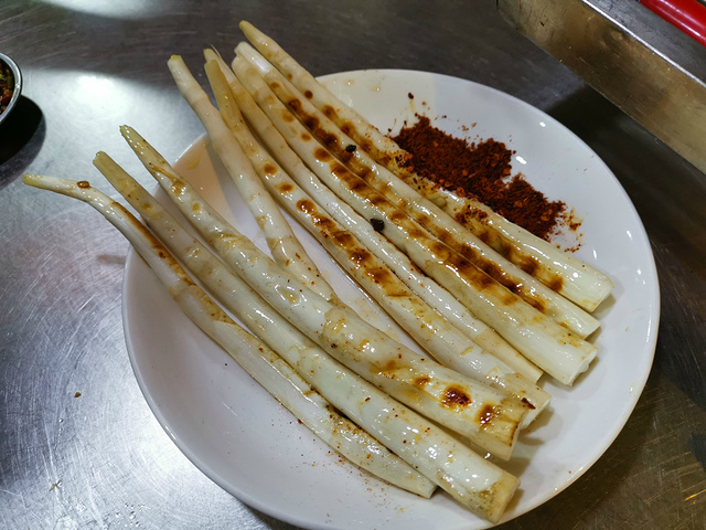 对了吃东西的计数方式是负责烧烤的阿姨用玉米粒计数挺好玩的这里还有