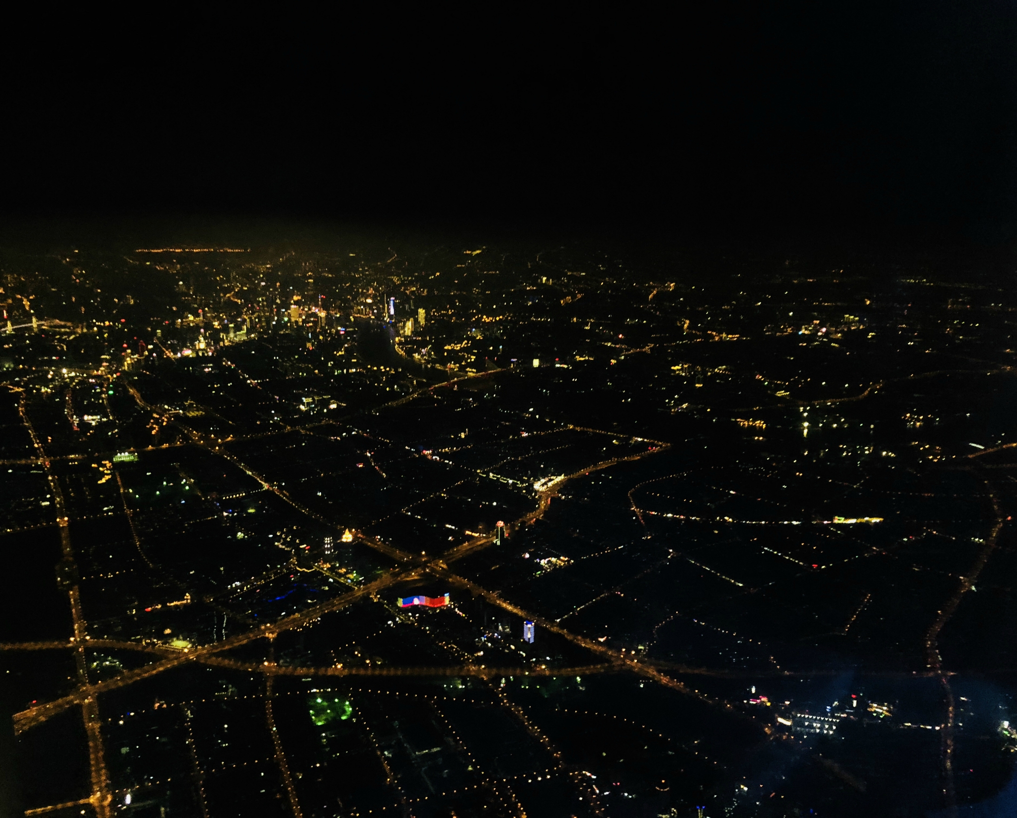 飞机临落地前远眺上海夜景-- 那从浦东机场出来怎么才能前往临港新城