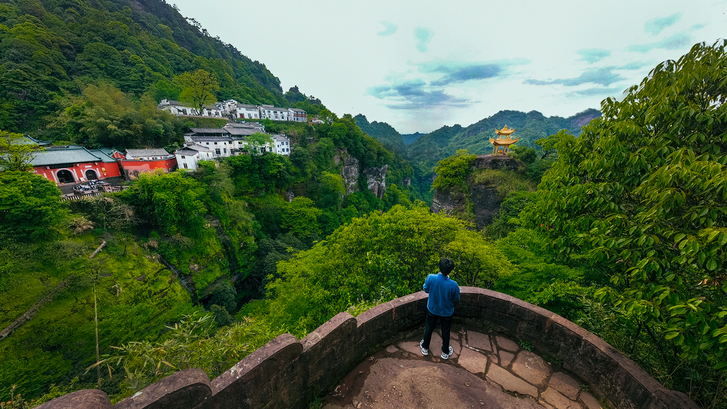 「齐云复古游」出尘世，入仙门。着一袭古装，赏仙山美景