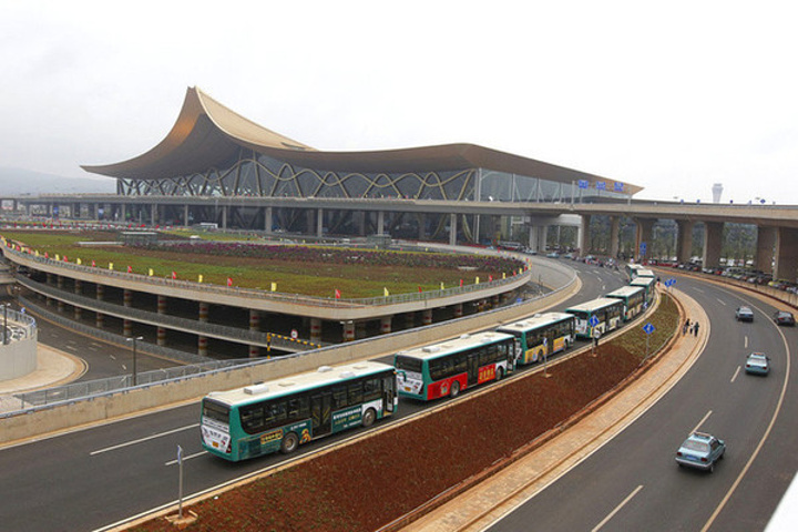 到达机场后可以到机场的出口去搭乘空港快线专线大巴的,空港快线一共