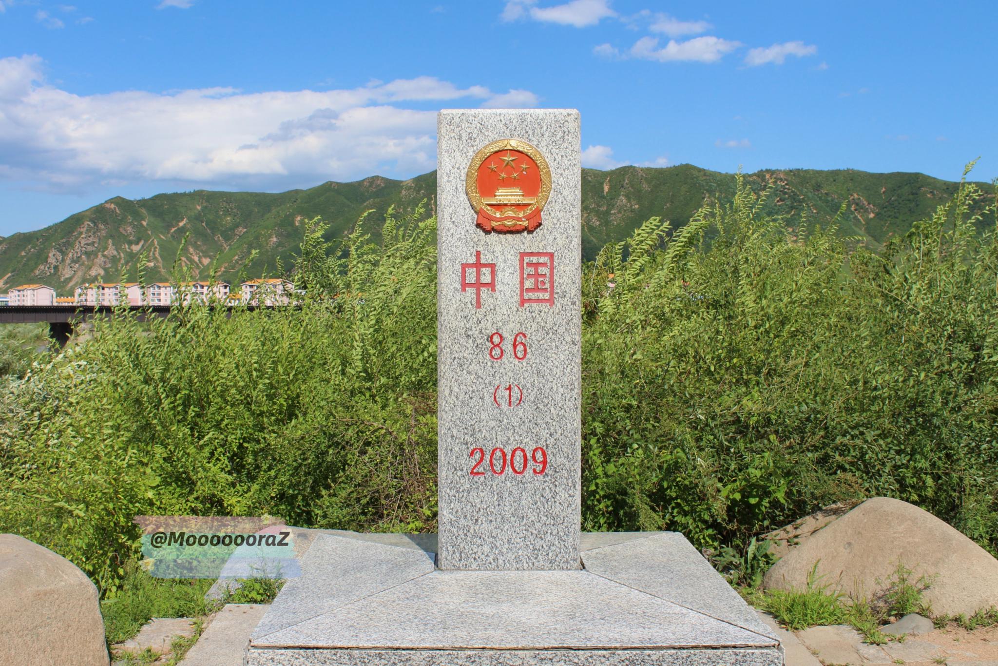 开眼界了！蒙古国扎门乌德口岸 居然使用的是中国老国门！_界碑