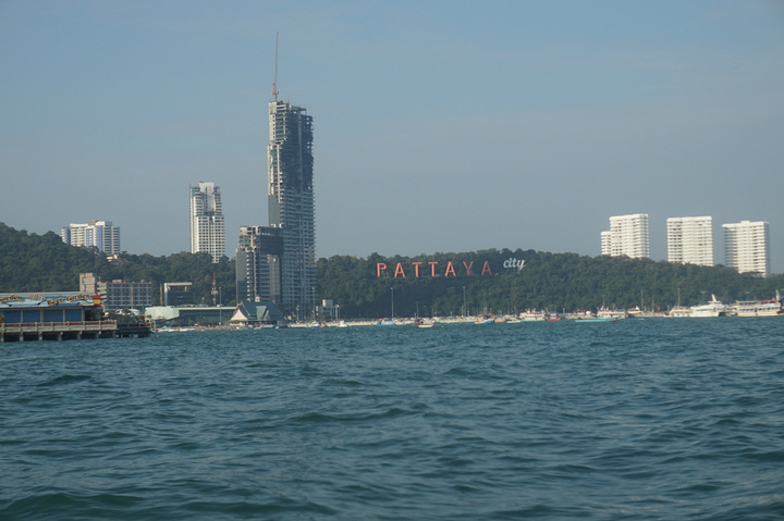 "泰国的芭提雅现在人是非常少的，我去的那会人是非常多的，在海上玩各种水上项目，出海到小岛上玩水，..._芭提雅海滩"的评论图片