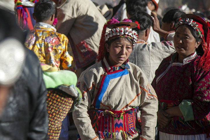 东巴为大家系上象征吉祥幸福平安好运的五彩绳东巴为大家系上象征吉祥