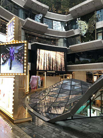 "这个购物广场的外观还是挺特别的，内部的环境非常好，属于一个比较高端的购物中心了，一楼有卡地亚、..._k11广场"的评论图片