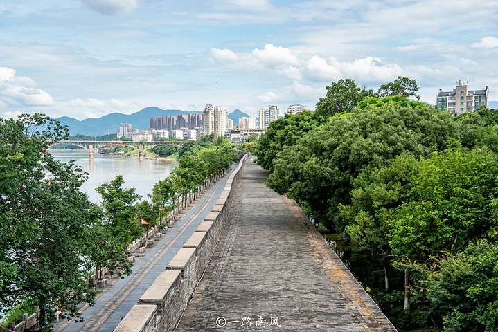 "登上城墙眺望古城内外风光，气象万千，难怪辛弃疾等人词兴、诗兴大发_古城墙"的评论图片