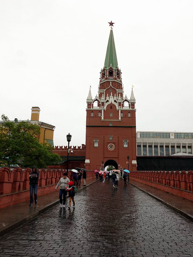 克里姆林宫是"城堡"的意思,呈三角形,位于莫斯科市中心,占地28公顷
