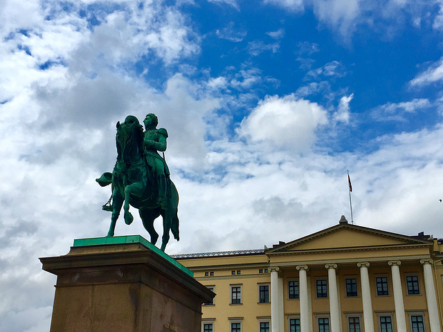 2023...有节奏的乐声,跟着围观的人群又不经意占据了观看仪式的有利位