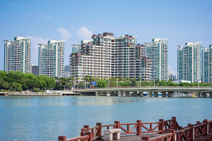 "饭后的闲暇时光，走在三亚河两岸的步栈道上，感受海面上拂来的缕缕清风，三亚人午后的悠闲可能就是这般了_三亚河"的评论图片