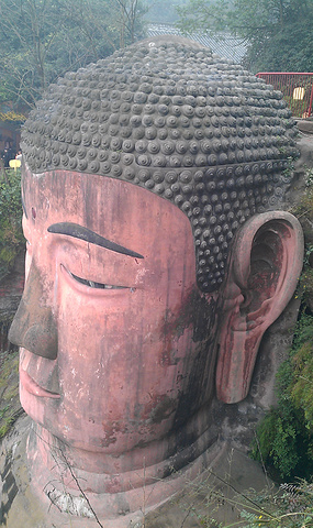 观赏睡佛的最佳地点是在乐山古城东迎春门码头一带在这里感受佛教文化