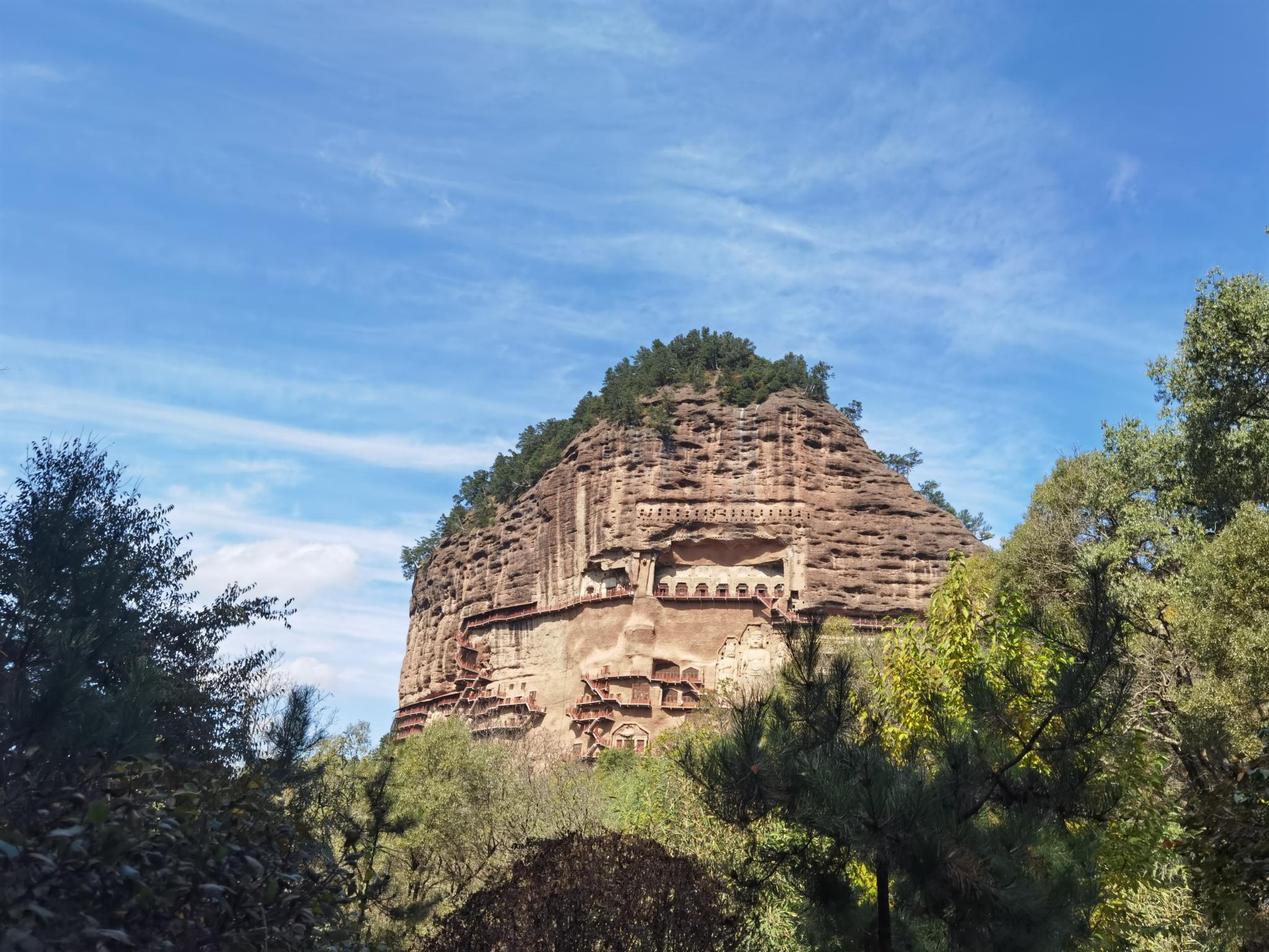 麦积山石窟位于甘肃省天水市东南45公里的小陇山林海之中因其形如农家