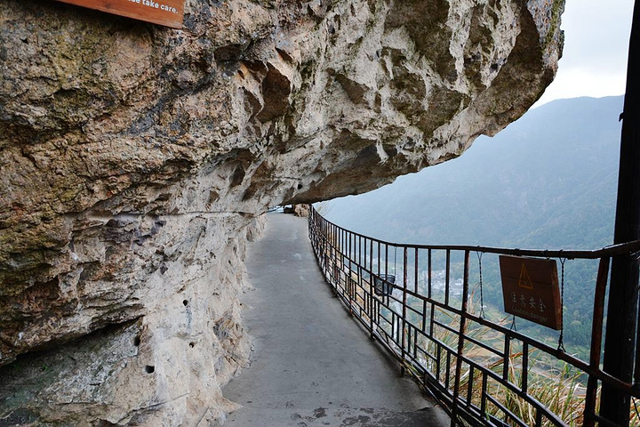 悬于半山的栈道其实是在悬崖绝壁中开凿出来的让你在云端体验行走于半