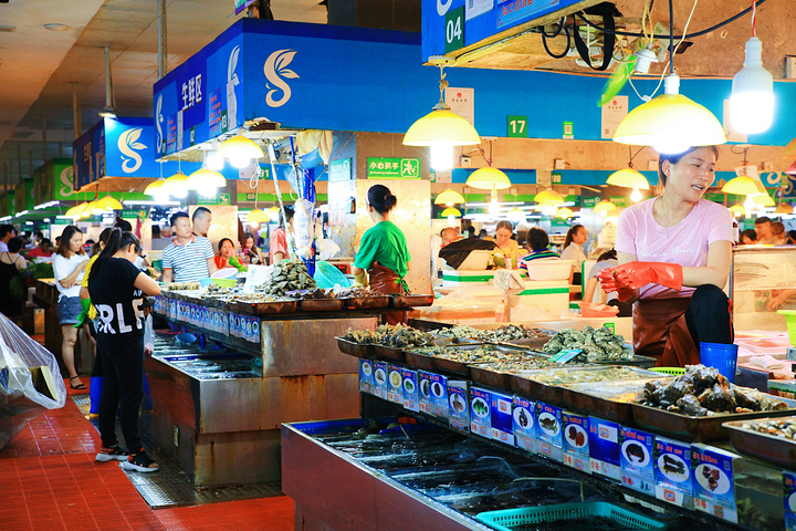 三亚最有名的就数第一市场,靠近鹿回头风景区,一般在鹿回头游览完都