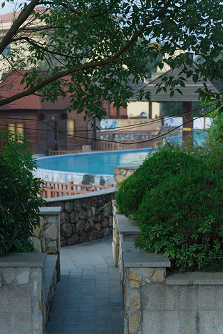 "清水湾温泉度假村是一个占地面积非常大的欧式风格酒店，不光是建筑风格偏欧式，连每栋楼的名字都很有..._清水湾沁温泉"的评论图片