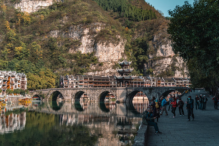 清晨可以登上石屏山,看晨雾和日出,这里是俯瞰全城最好的位置,门票15