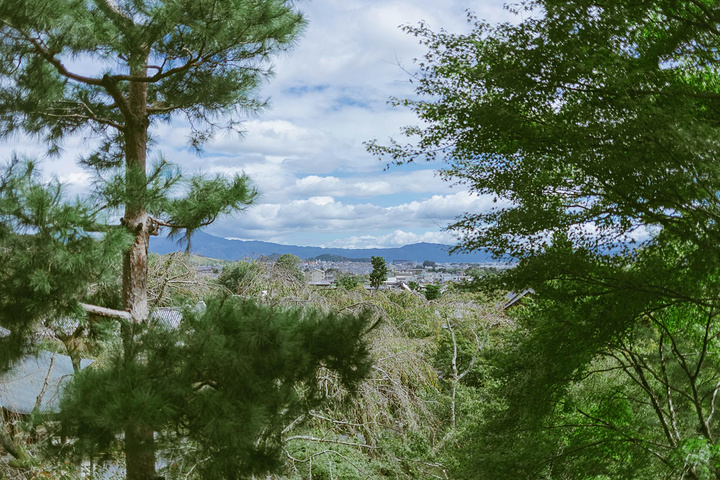 "这个季节其实路上景色不好看，如果是樱花季或枫叶季就会很美。在岚山穿和服的人很少。这是粥～很好喝_岚山"的评论图片