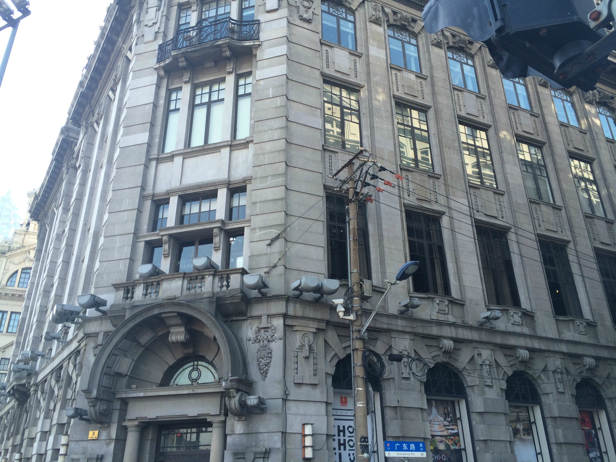上海的外滩三号非常高档,我去里面的黄浦会吃过饭,窗外就是外滩景色
