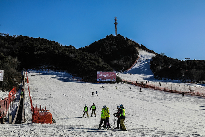 "云佛山滑雪场。滑楼梯，这里大人小孩都喜欢玩。滑雪的人也不少_云佛滑雪场"的评论图片