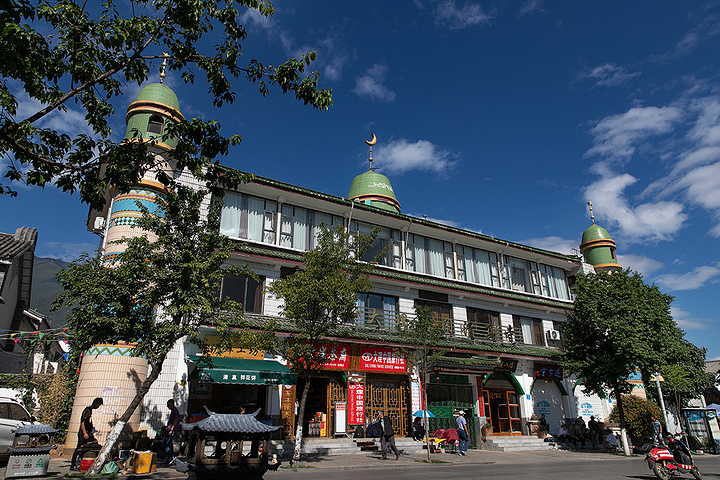 "石板斑驳了，水依然非常的清冽，形成了“家家门前绕水流，户户屋后垂杨柳”的诗画图_大理古城"的评论图片