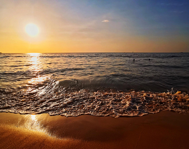 "超长的海岸线+相对来讲比较少的人=近乎完美的欣赏落日的地点。超长的海岸线！给卡伦海滩五星好评_卡伦海滩"的评论图片