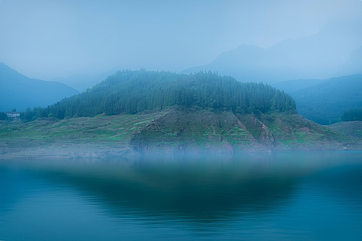 "雅女湖是我所见湖泊中最美好，最有镜的湖泊。而这样的地方，瓦屋山下正好有一个，就是雅女湖_雅女湖"的评论图片