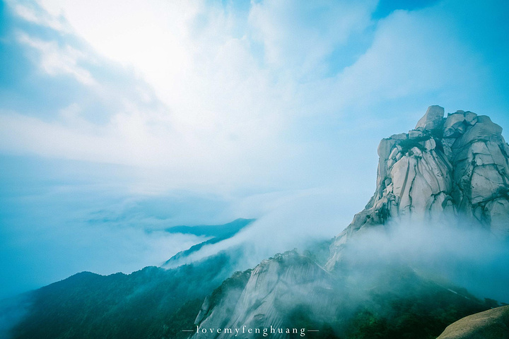 "...，这些远看似古堡魏立的天柱山岩石，在西关群峰垂直节理中非常发育，形成了横看成岭侧成峰的美丽景致_天柱山"的评论图片