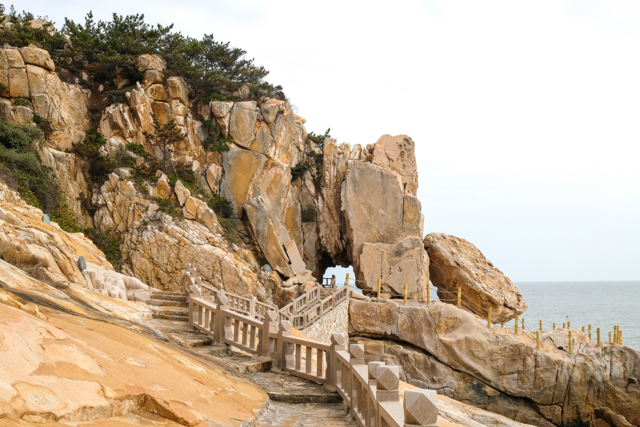 大量的海蚀岩经过岁月的洗礼,形成一幅幅栩栩如生,惟妙惟肖的大自然