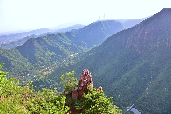 不远处的山顶上有一片风车阵,美好风景的一部分.