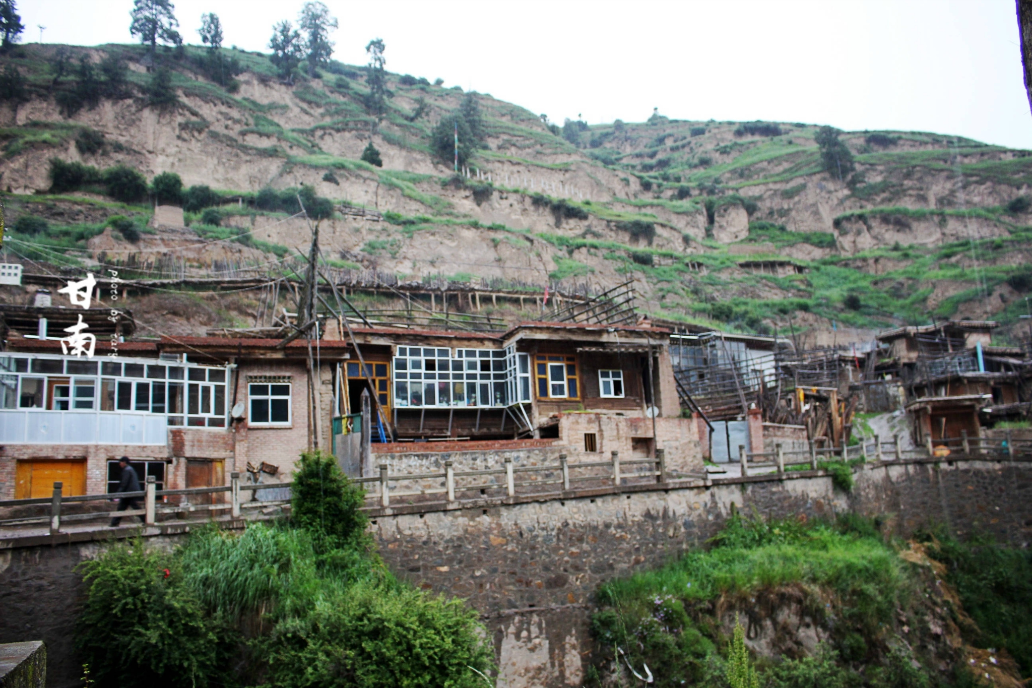 建议在尼巴村住一个晚上充分感受尼巴村风光与生活