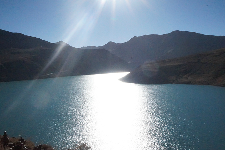 "...我们看到满拉水库的时候，还会误以为这是羊卓雍错湖，因为水库里的水非常清澈，在日光的照射下呈绿色_满拉水库"的评论图片